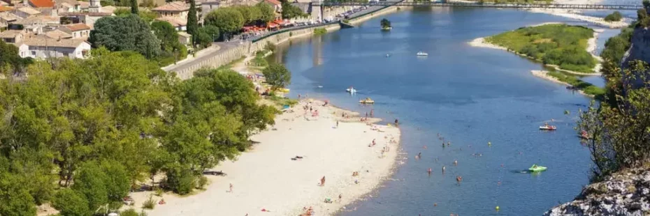 Plage de rivière à Saint-Martin-d'Ardèche, eau claire et falaises des gorges en arrière-plan