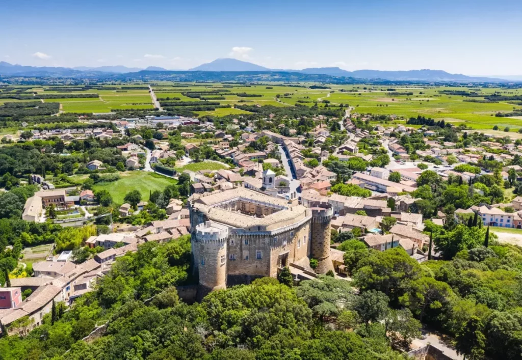 Château de Suze-la-Rousse, forteresse Renaissance dans les vignes de la Drôme provençale