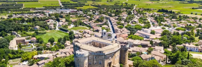 Château de Suze-la-Rousse, forteresse Renaissance dans les vignes de la Drôme provençale