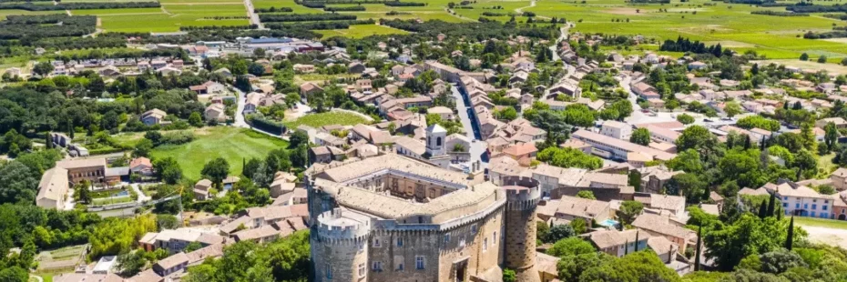 Château de Suze-la-Rousse, forteresse Renaissance dans les vignes de la Drôme provençale