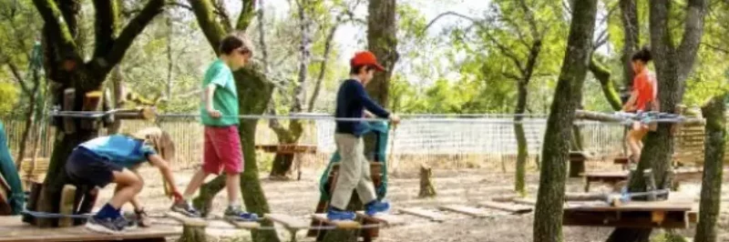 Vue aérienne du labyrinthe géant en bois sur deux niveaux du parc Mad Maze à Larnas, Ardèche