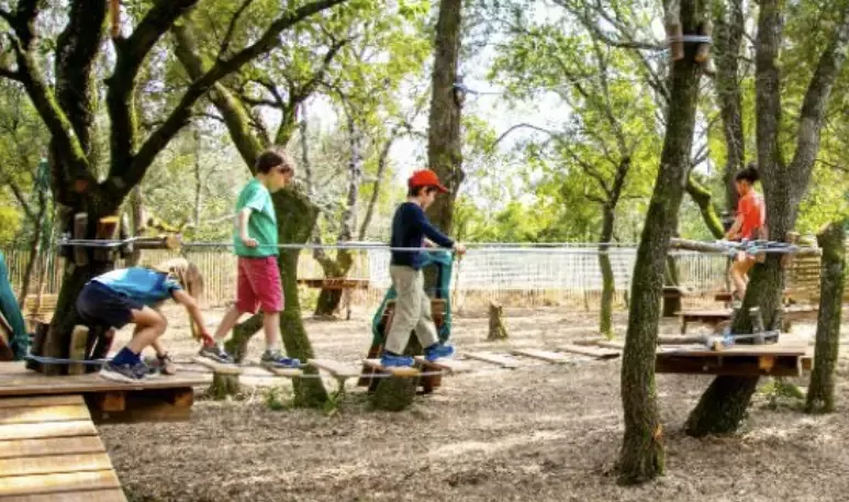 Vue aérienne du labyrinthe géant en bois sur deux niveaux du parc Mad Maze à Larnas, Ardèche
