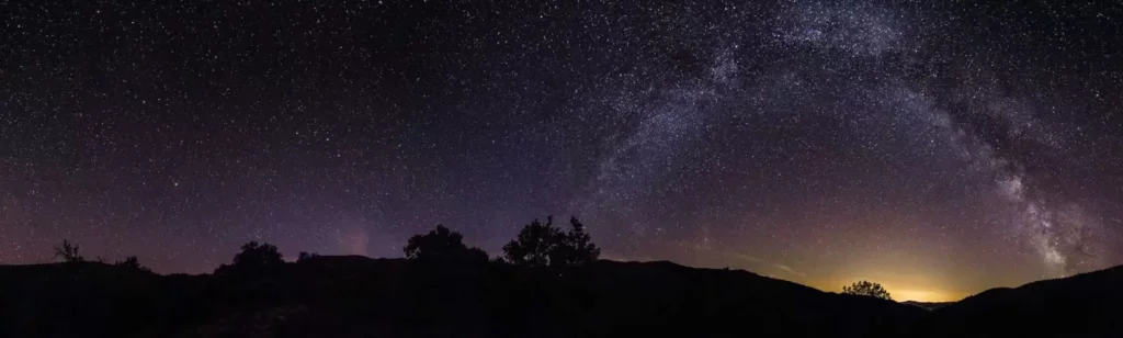 Projection de cinéma en plein air dans un village ardéchois lors du Cinéma sous les Étoiles, La Maison de l'Image Aubenas
