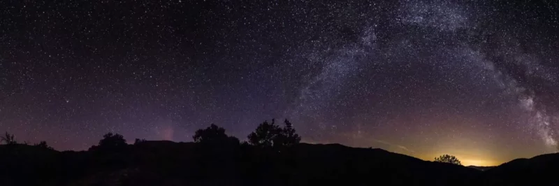 Projection de cinéma en plein air dans un village ardéchois lors du Cinéma sous les Étoiles, La Maison de l'Image Aubenas
