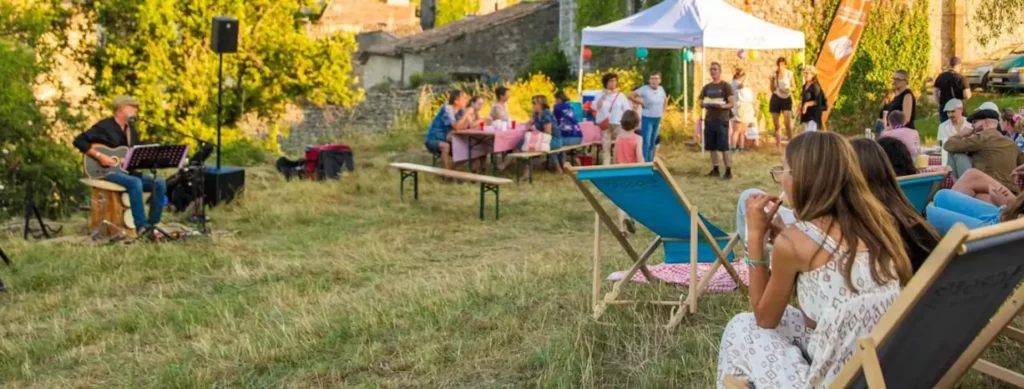 Soirée pique-nique en plein air dans un village ardéchois lors des Pique-Niques de la Chouette