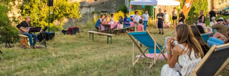 Soirée pique-nique en plein air dans un village ardéchois lors des Pique-Niques de la Chouette