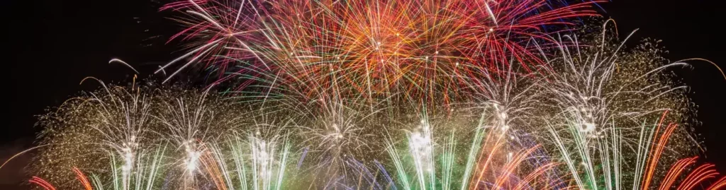 Feu d'artifice au-dessus du Rhône à Bourg-Saint-Andéol le 14 juillet, Ardèche méridionale