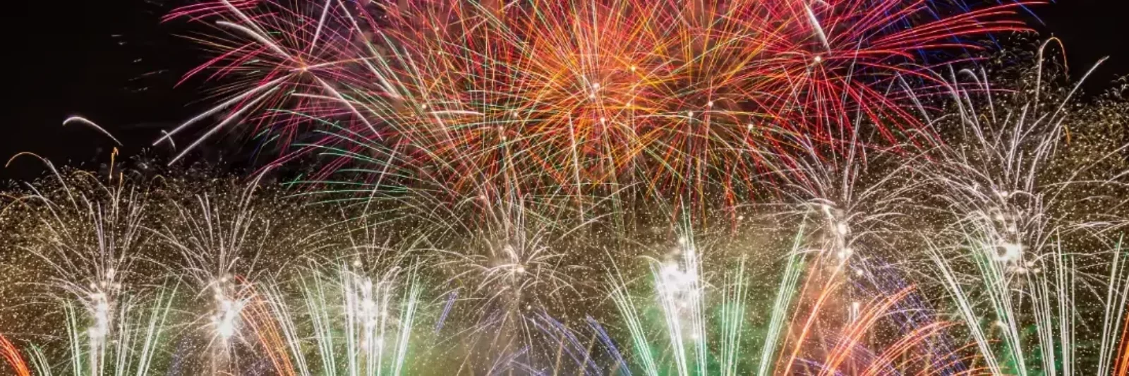 Feu d'artifice au-dessus du Rhône à Bourg-Saint-Andéol le 14 juillet, Ardèche méridionale