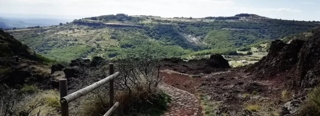 Village troglodyte des Balmes de Montbrun creusé dans la falaise volcanique du plateau du Coiron, en Ardèche
