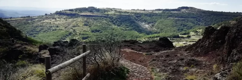 Village troglodyte des Balmes de Montbrun creusé dans la falaise volcanique du plateau du Coiron, en Ardèche