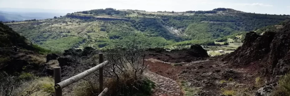 Village troglodyte des Balmes de Montbrun creusé dans la falaise volcanique du plateau du Coiron, en Ardèche