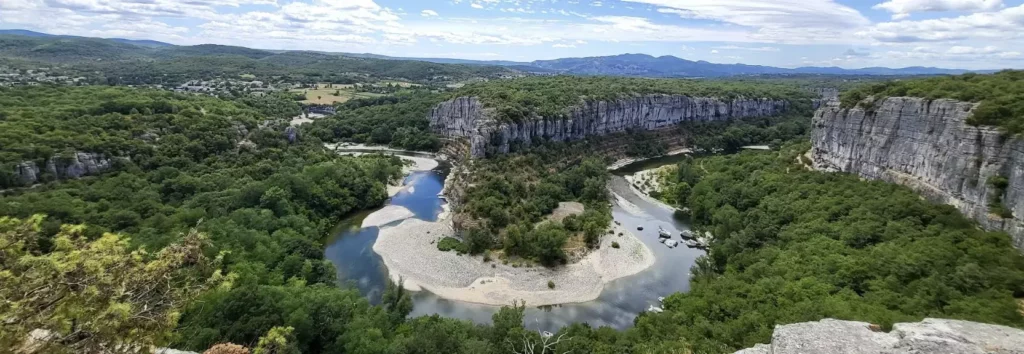 Falaises calcaires du Cirque de Gens surplombant le méandre de la rivière Ardèche à Chauzon, en Ardèche