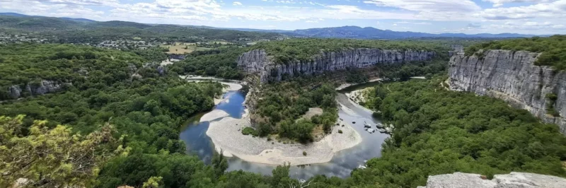 Falaises calcaires du Cirque de Gens surplombant le méandre de la rivière Ardèche à Chauzon, en Ardèche