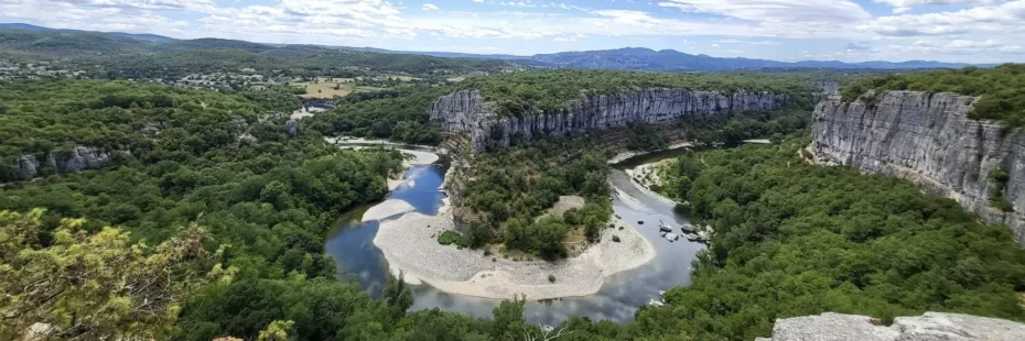 Falaises calcaires du Cirque de Gens surplombant le méandre de la rivière Ardèche à Chauzon, en Ardèche