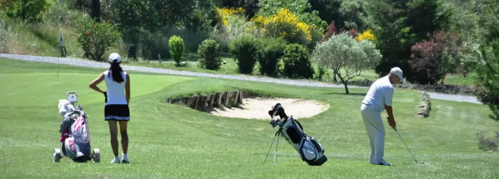 Parcours de golf 9 trous vallonné du Golf de la Drôme Provençale à Clansayes, entouré de garrigue et d'oliviers