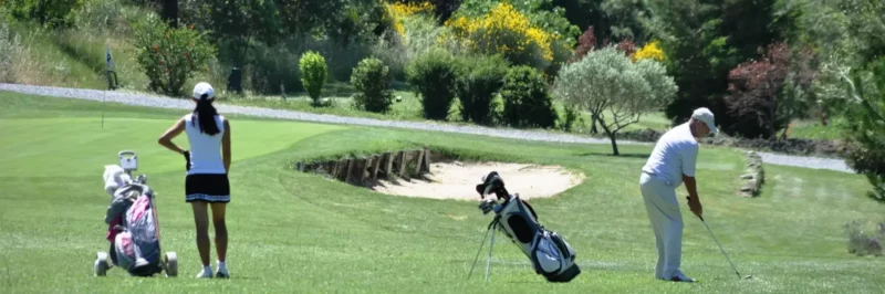 Parcours de golf 9 trous vallonné du Golf de la Drôme Provençale à Clansayes, entouré de garrigue et d'oliviers