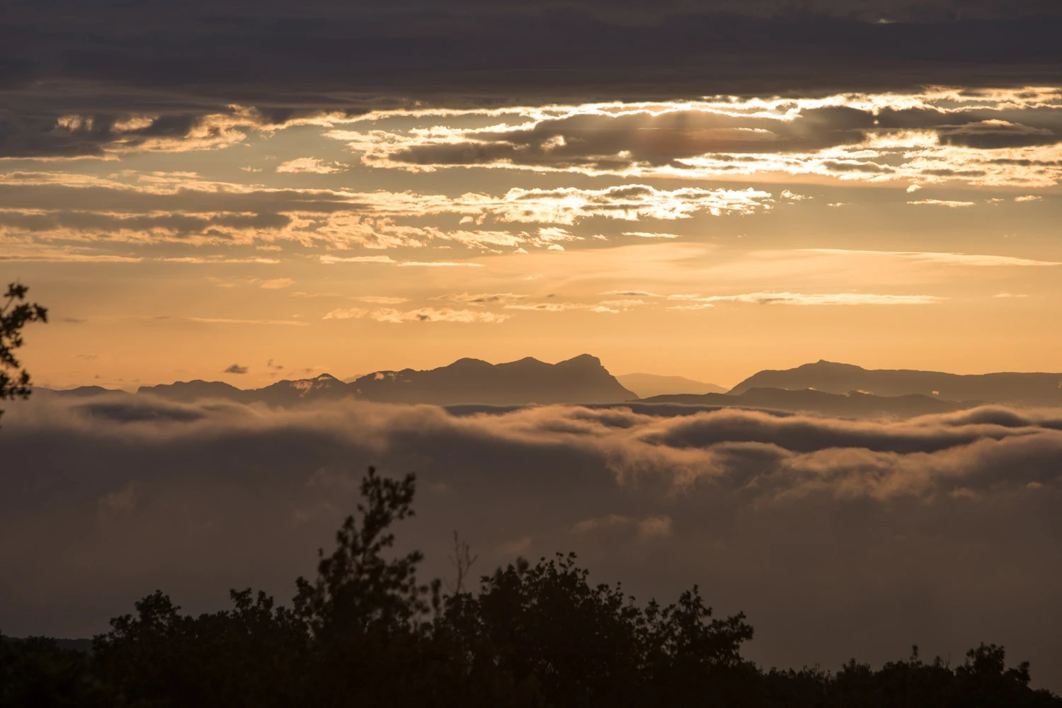 Coucher de soleil sur les montagnes d'Ardèche méridionale