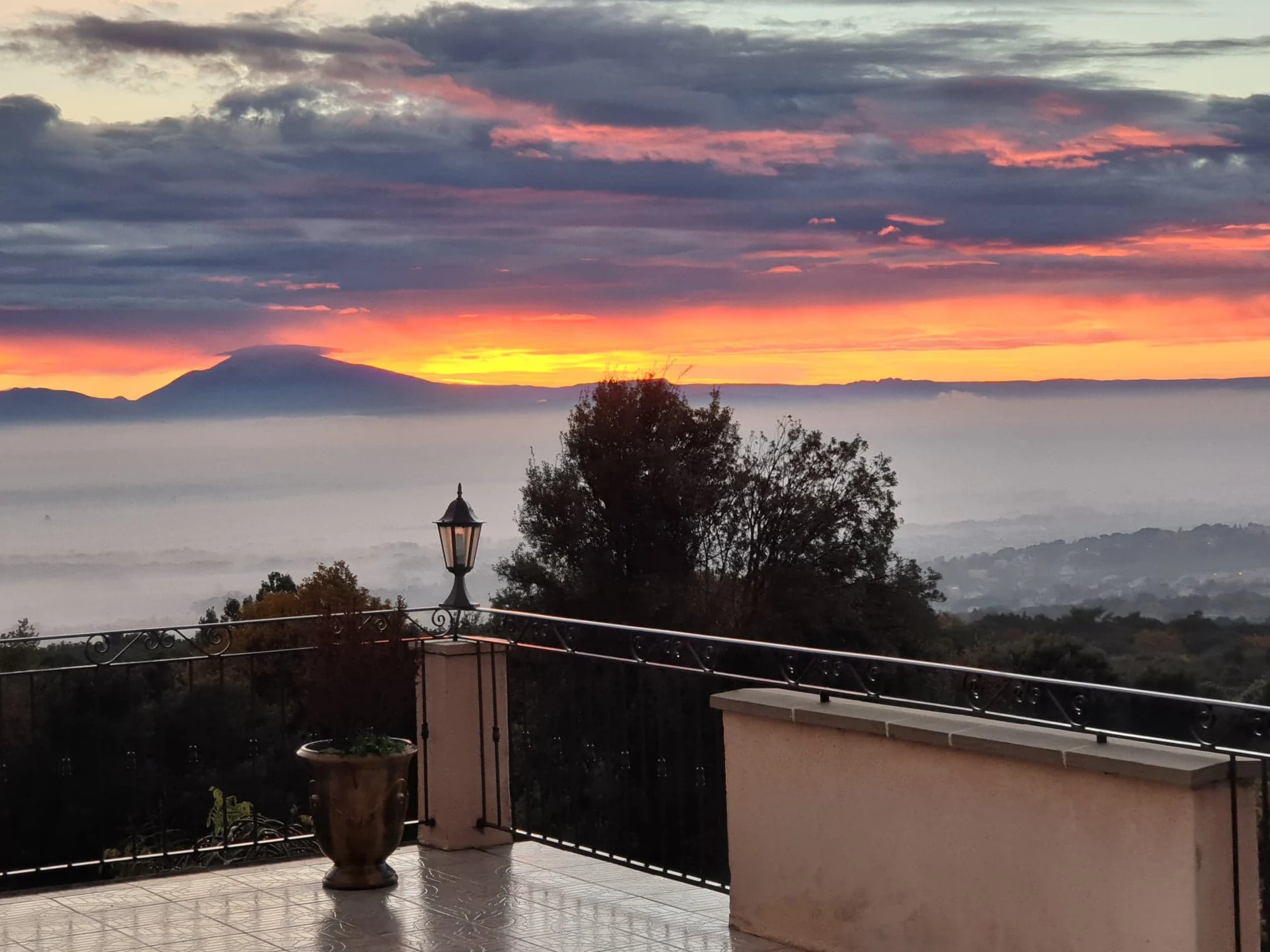 Terrasse panoramique au coucher de soleil, vue sur le Mont Ventoux