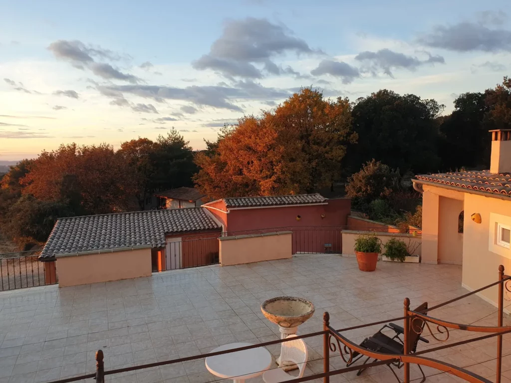 hero-5-grande-terrasse-panoramique-lumiere-doree