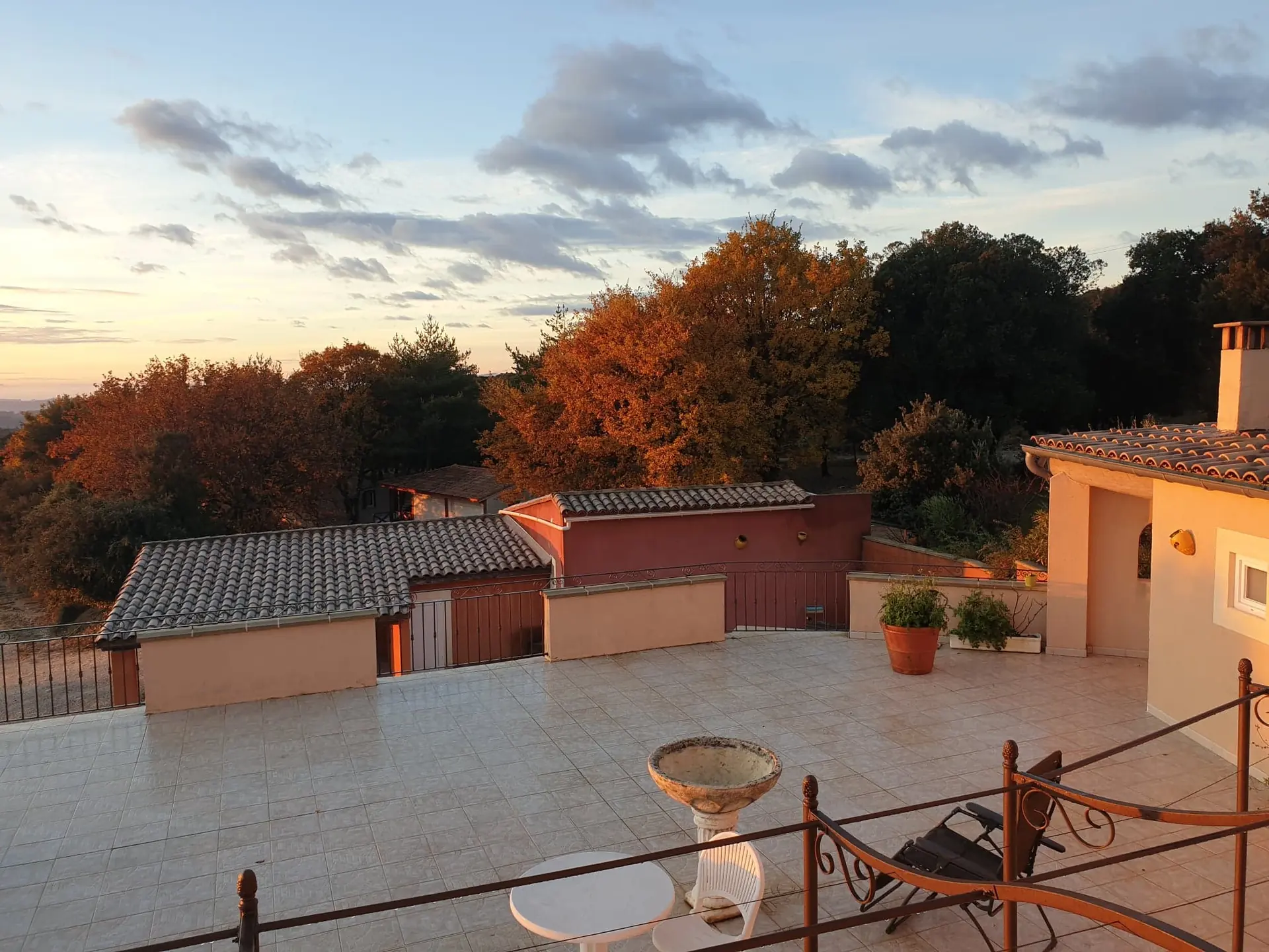 Grande terrasse panoramique en lumière dorée