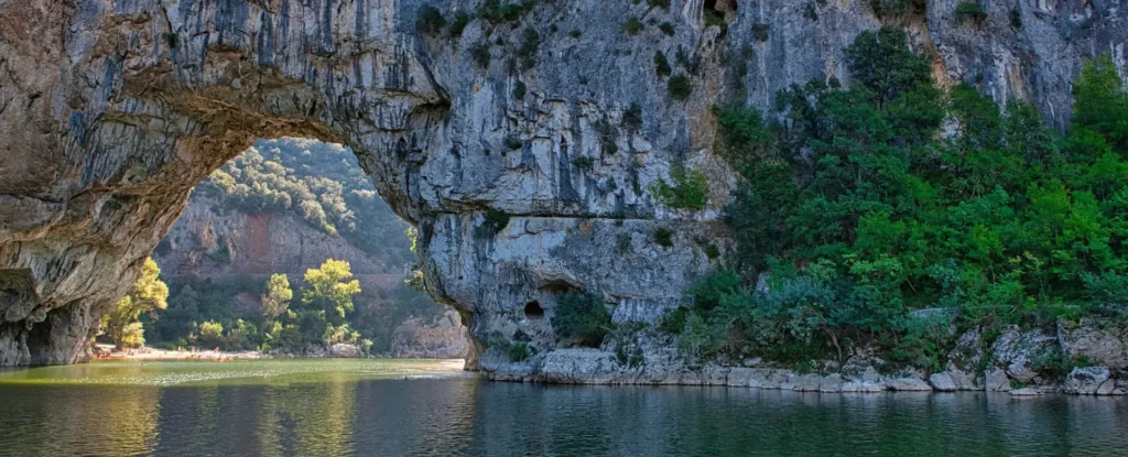 Le Pont d'Arc vu depuis la plage amont, arche naturelle de 54 mètres enjambant la rivière Ardèche, Ardèche méridionale