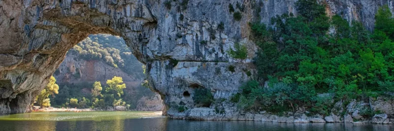 Le Pont d'Arc vu depuis la plage amont, arche naturelle de 54 mètres enjambant la rivière Ardèche, Ardèche méridionale