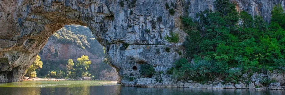 Le Pont d'Arc vu depuis la plage amont, arche naturelle de 54 mètres enjambant la rivière Ardèche, Ardèche méridionale