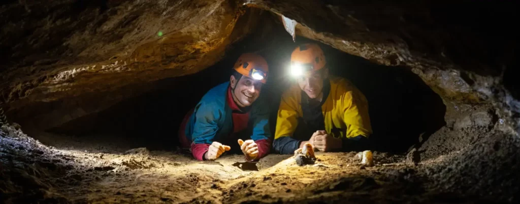 Galerie souterraine et concrétions d'une grotte en Ardèche méridionale