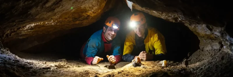 Galerie souterraine et concrétions d'une grotte en Ardèche méridionale