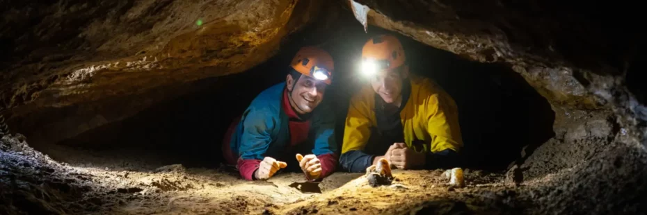 Galerie souterraine et concrétions d'une grotte en Ardèche méridionale