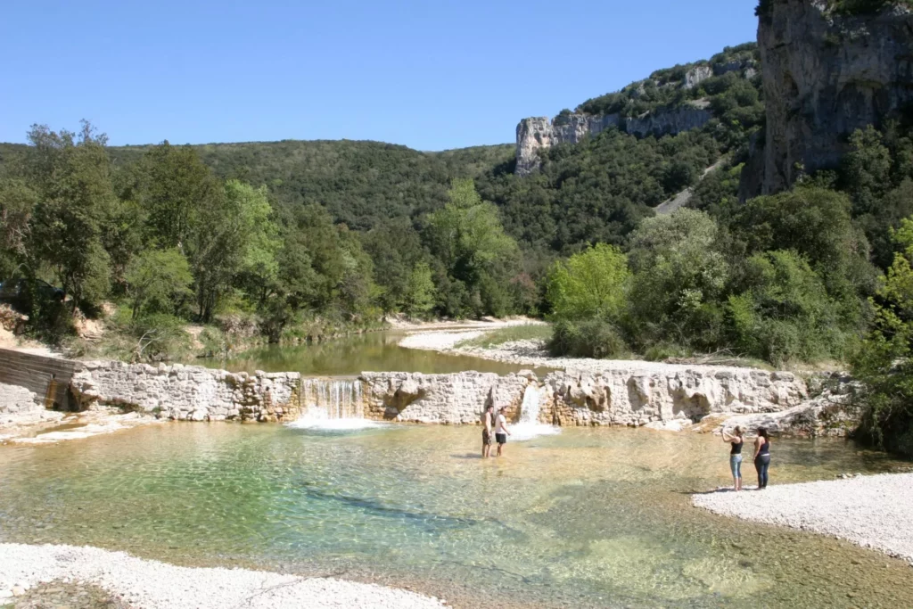 Bassin turquoise du Trou de la Lune et sa cascade dans la vallée de l'Ibie, coin de baignade en Ardèche