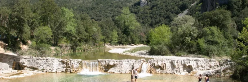 Bassin turquoise du Trou de la Lune et sa cascade dans la vallée de l'Ibie, coin de baignade en Ardèche