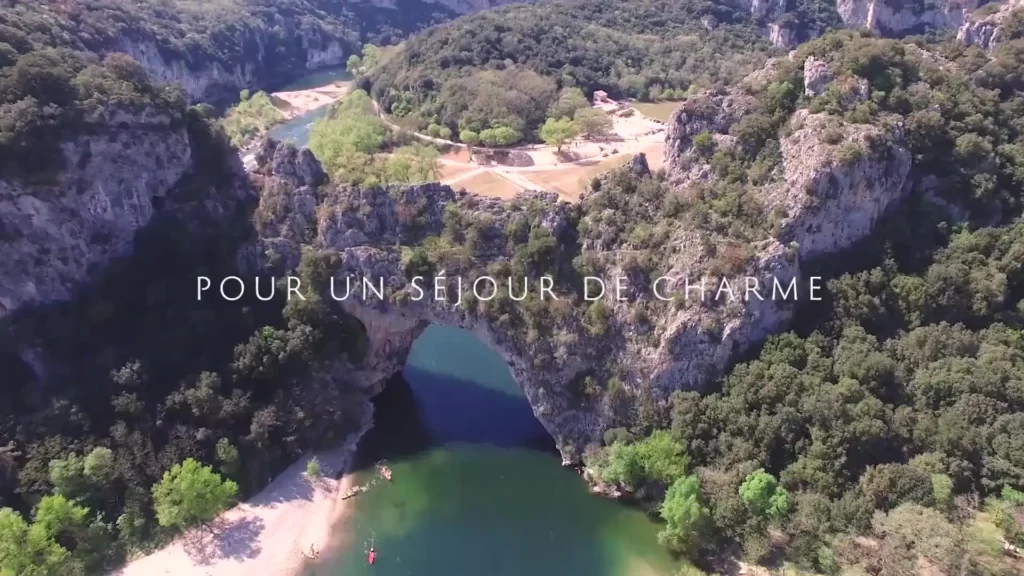 video-poster-mas-saint-antoine-pont-darc Vidéo de présentation du Mas Saint Antoine — le Pont d'Arc et les Gorges de l'Ardèche