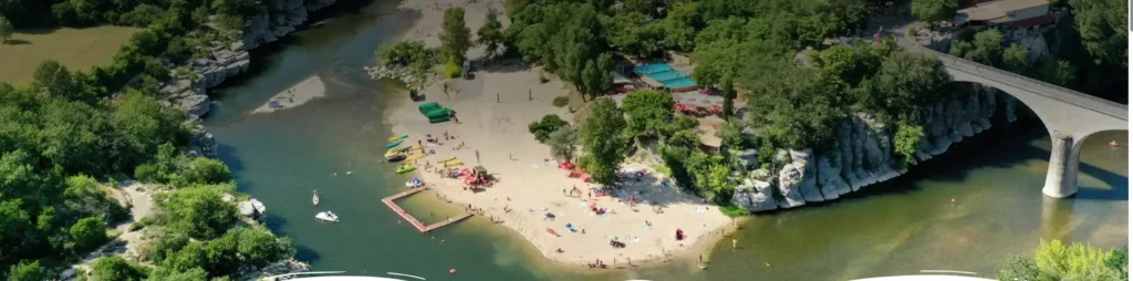 Plage et piscines d'Isla Cool Douce au Cirque de Gens, baignade en famille à Chauzon en Ardèche