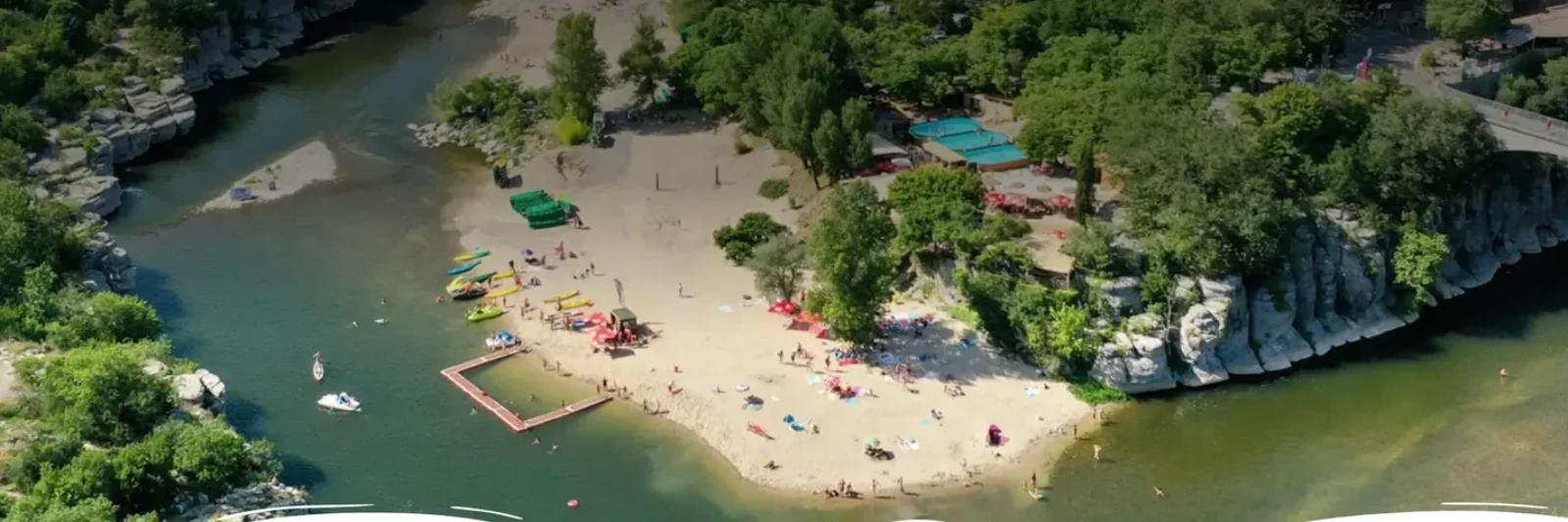 Plage et piscines d'Isla Cool Douce au Cirque de Gens, baignade en famille à Chauzon en Ardèche