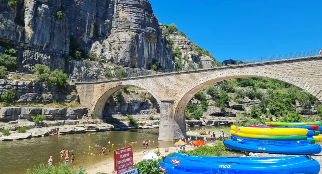 Balazuc, plus beau village médiéval perché sur les falaises de l'Ardèche