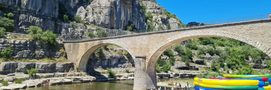 Balazuc, plus beau village médiéval perché sur les falaises de l'Ardèche