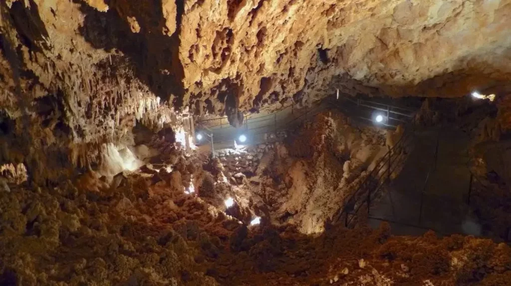 La Grotte de la Forestière, sortie famille en Ardèche Enfants explorant la Grotte de la Forestière à la lampe frontale, à Orgnac-l'Aven en Ardèche