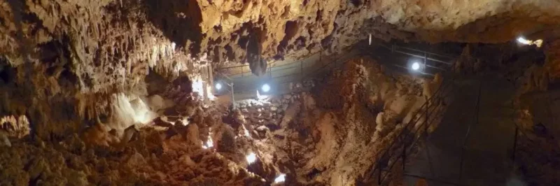 Enfants explorant la Grotte de la Forestière à la lampe frontale, à Orgnac-l'Aven en Ardèche