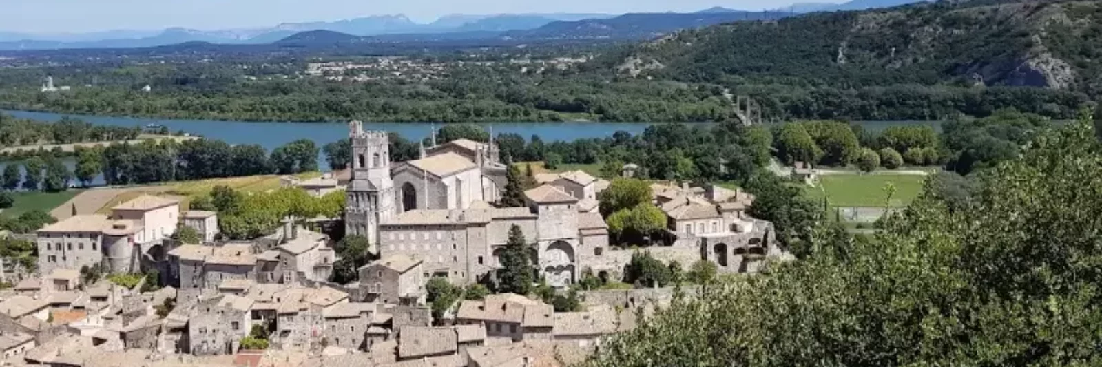 Cathédrale Saint-Vincent et toits de la vieille ville de Viviers en Ardèche