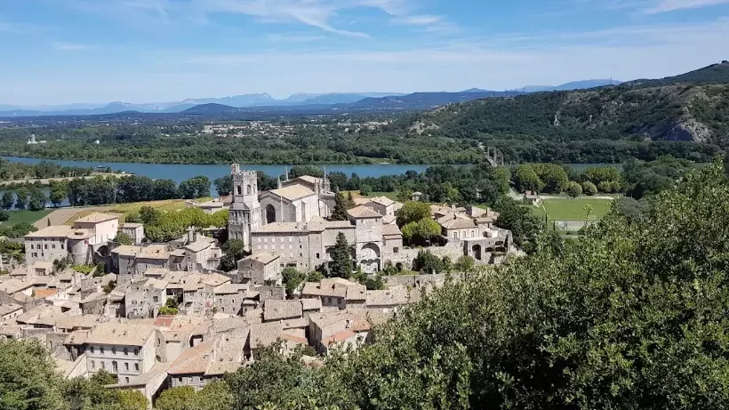 Cathédrale Saint-Vincent et toits de la vieille ville de Viviers en Ardèche